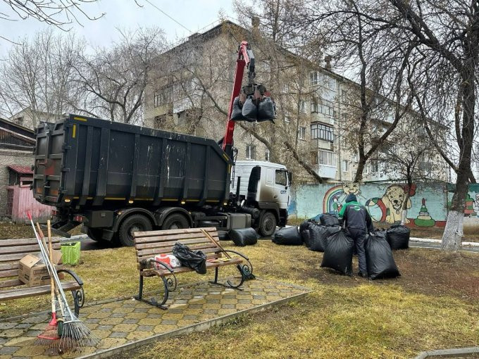 С улиц Екатеринбурга бесплатно вывезут мусор после субботников