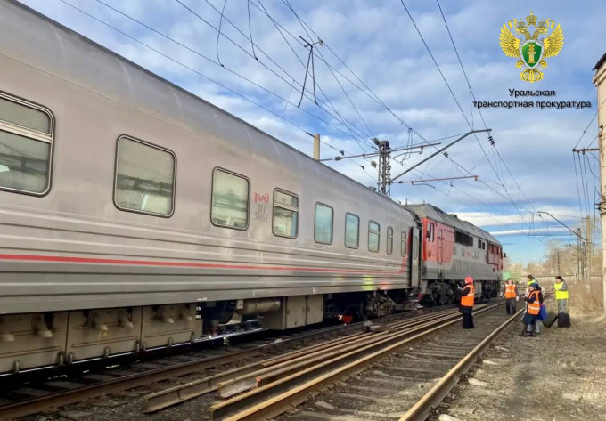 В Свердловской области пассажирский поезд сошел с рельсов