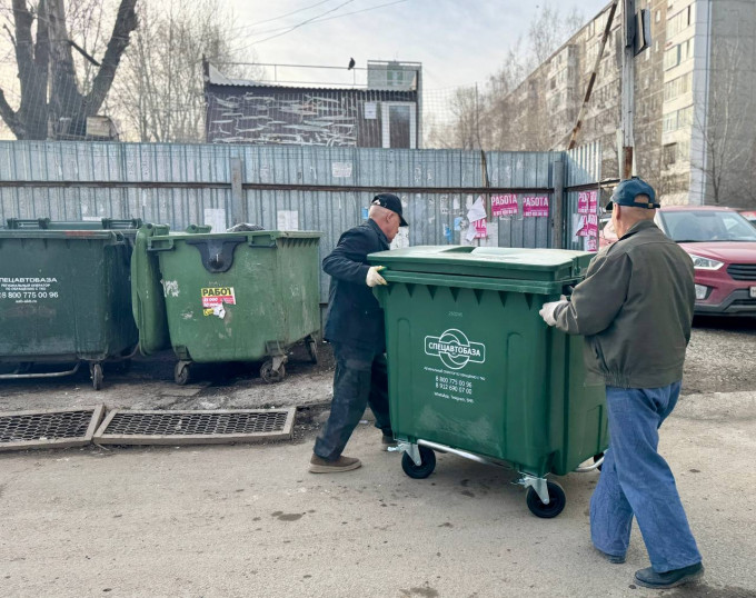В Екатеринбурге бесплатно заменяет сломанные и сожженные вандалами мусорные контейнеры