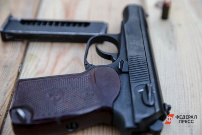 В свердловской школе подросток выстрелил в свою одноклассницу