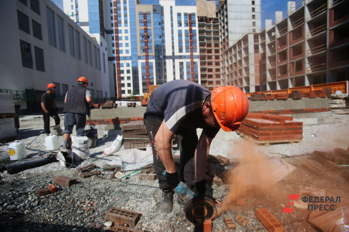 Предлагаемая зарплата строителей в Свердловской области превысила 150 тысяч рублей
