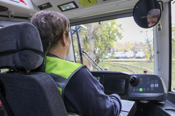 В Екатеринбурге нуждаются в водителях автобусов и трамваев – им готовы платить более 100 тысяч рублей
