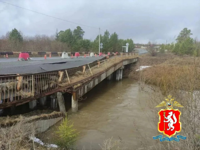 В Свердловской области мост через реку Утку разрушило паводком