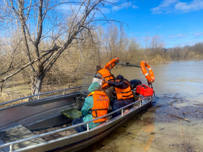 В Тюменской области из-за паводка организовали две лодочные переправы