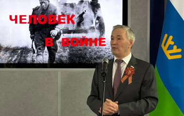 В преддверии Дня Победы в Тюменской областной думе открылась выставка «Человек в войне»