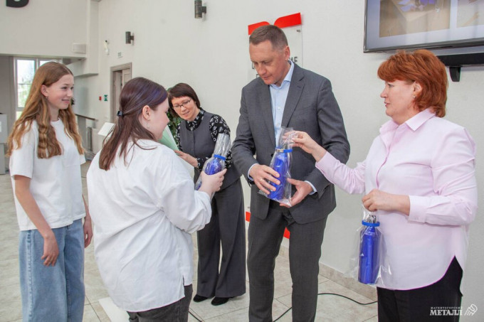 ММК отметил победивших в профориентационных конкурсах школьников