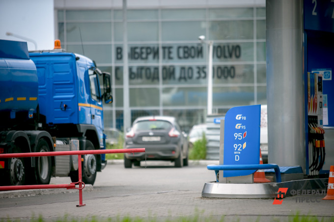 На заправках Свердловской области образовались километровые очереди