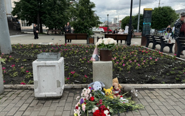 «Ничто не предвещало возможную беду». В храме в Екатеринбурге прошла панихида по погибшим в ДТП с автобусом