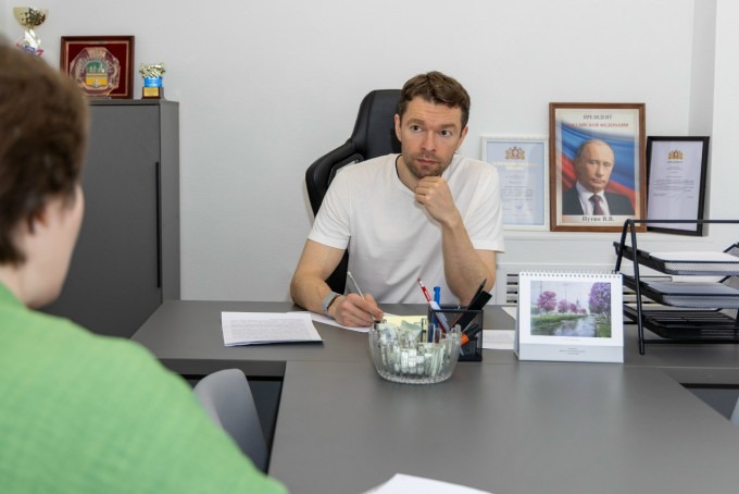 Екатеринбургский депутат Алексей Вихарев добился ремонта проезда к детскому саду и школе