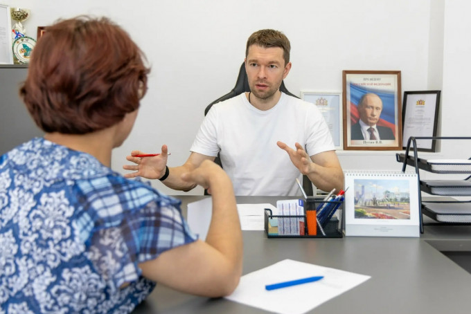Без крыши и с ожиданием по 25 минут: депутат Вихарев попросил оборудовать остановку у Новосвердловской ТЭЦ