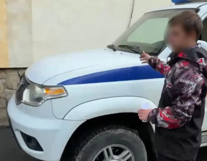 В Екатеринбурге 17-летнему подростку предъявили обвинение в поджоге полицейских автомобилей