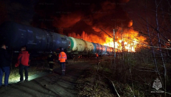 Под Екатеринбургом после схода с рельсов 20 вагонов загорелись семь цистерн