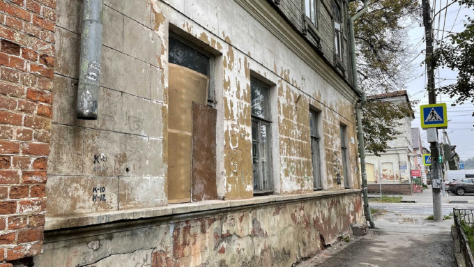 В Челябинске у жилого дома обрушилась стена
