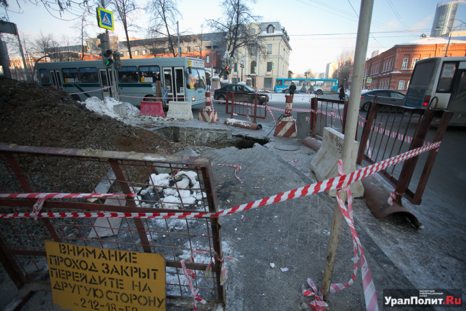 В Кургане авария линии холодного водоснабжения на Красина