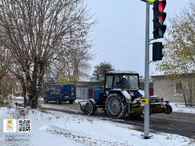 В Шадринске дороги чистят 15 единиц техники