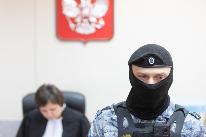 Курганские приставы поймали алиментщицу на свидании в ресторане